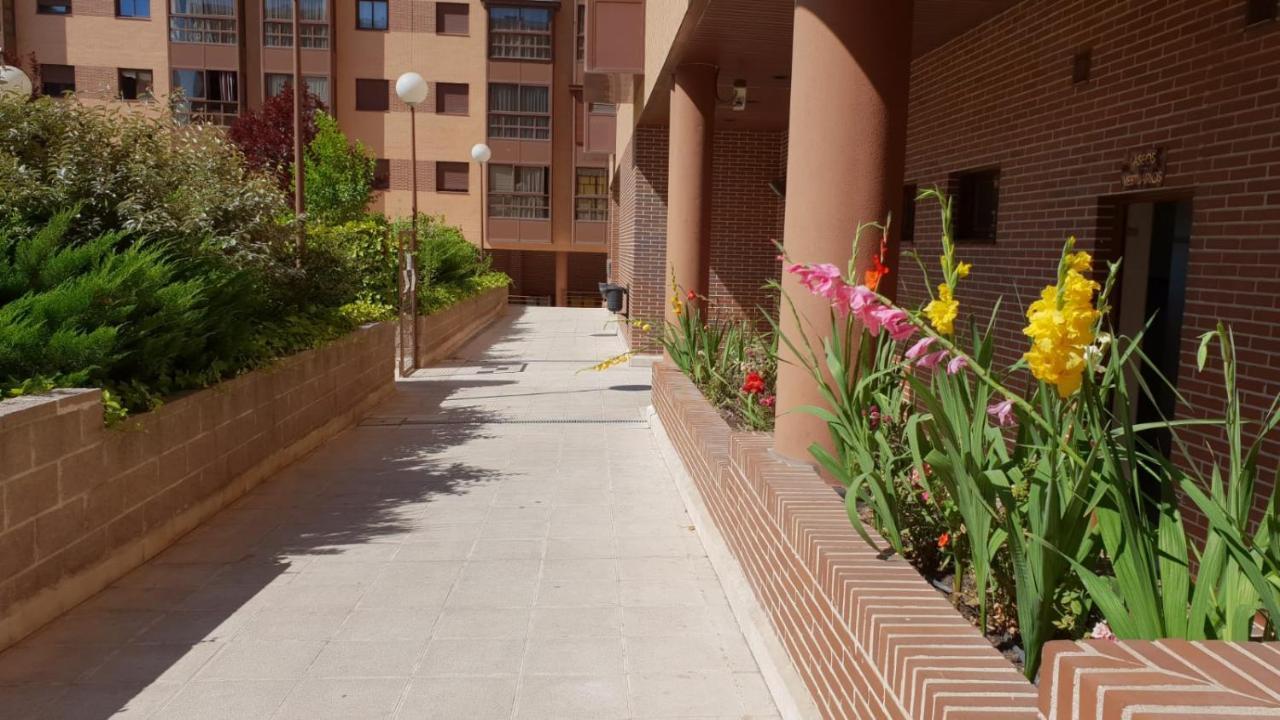 Apartment Madrid Barajas Bagian luar foto